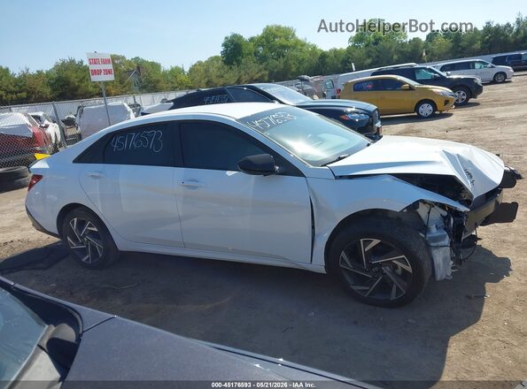 KMHLM4DG1SU001472 2025 HYUNDAI ELANTRA White Սալոնի 360 աստիճան տեսք