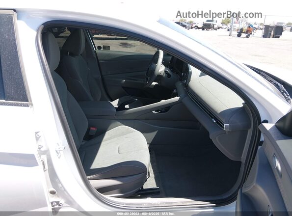 KMHLM4DG9SU046871 2025 HYUNDAI ELANTRA White Вид салону спереду
