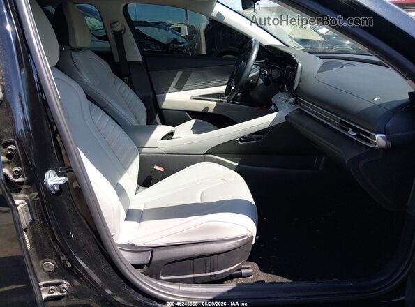 KMHLP4DG2RU640154 2024 HYUNDAI ELANTRA Черный Вид салона спереди
