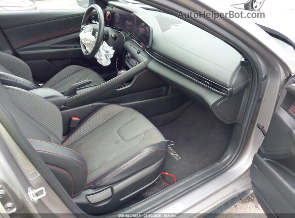 KMHLR4DF6RU823025 2024 HYUNDAI ELANTRA Серебряный Вид салона спереди