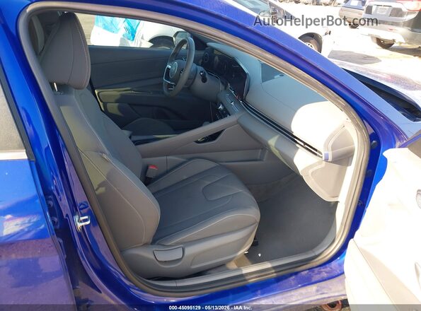 KMHLS4DG5RU821909 2024 HYUNDAI ELANTRA Синий Вид салона спереди