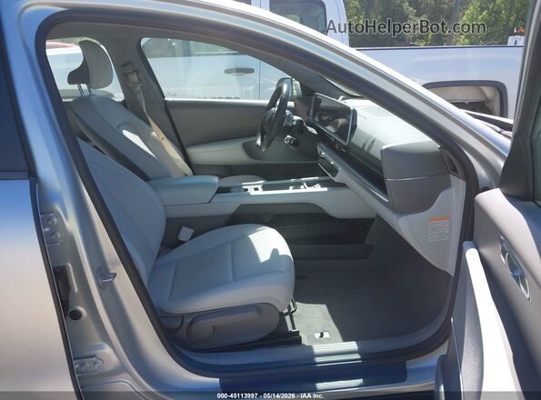 KMHM34AA9PA041301 2023 HYUNDAI IONIQ 6 Silver Front interior view