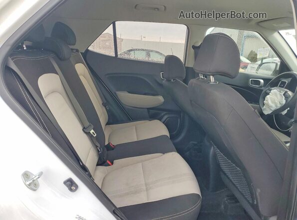 KMHRC8A35LU014717 2020 HYUNDAI VENUE White Вид задньої частини салону