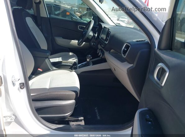 KMHRC8A39PU252608 2023 HYUNDAI VENUE White Вид салону спереду