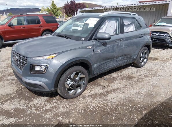 KMHRC8A39TU459123 2026 HYUNDAI VENUE Gray წინა მარცხენა ხედი სამი მეოთხედიდან