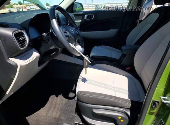 KMHRC8A3XPU217396 2023 HYUNDAI VENUE Green Front interior view