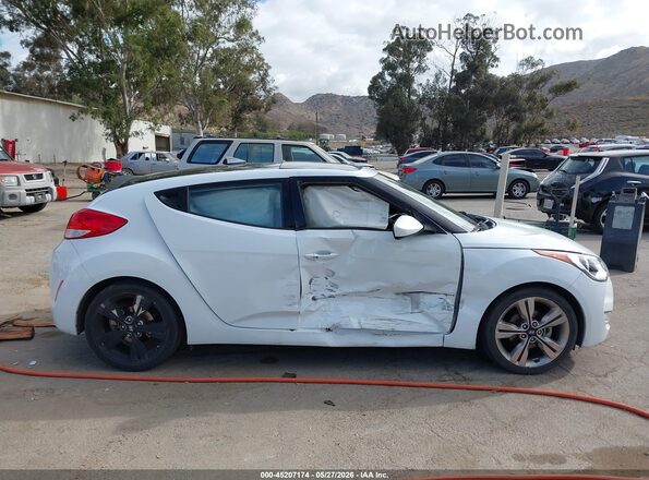 KMHTC6ADXHU320953 2017 HYUNDAI VELOSTER Белый Вид задней части салона