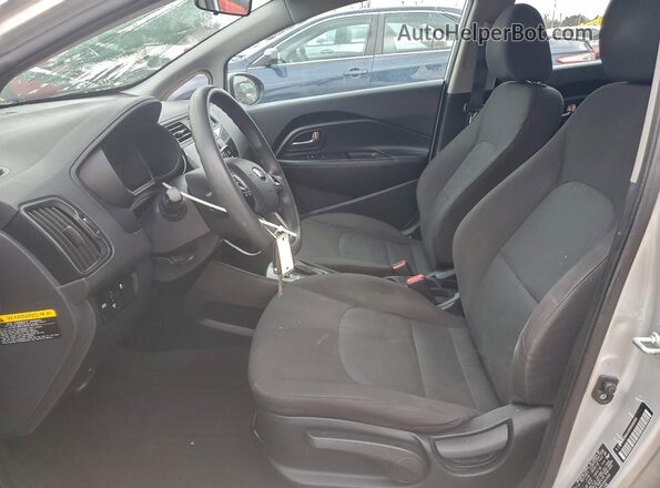 KNADM4A30H6086308 2017 KIA RIO Silver Вид салону спереду