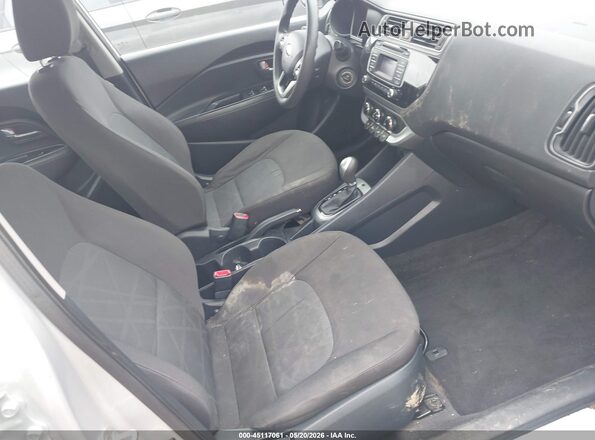 KNADM4A35G6586334 2016 KIA RIO Silver Вид салону спереду