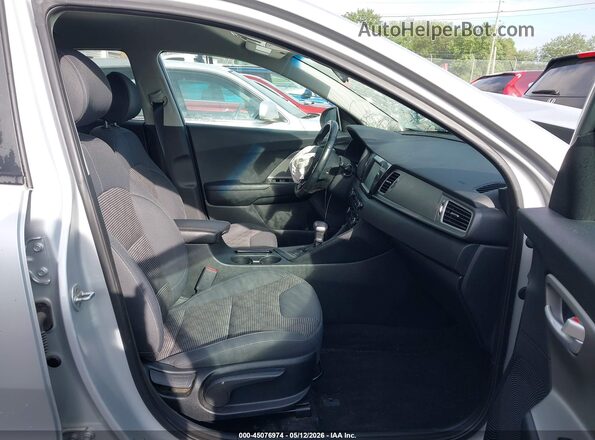 KNDCB3LC6J5201145 2018 KIA NIRO Silver წინა სალონის ხედი