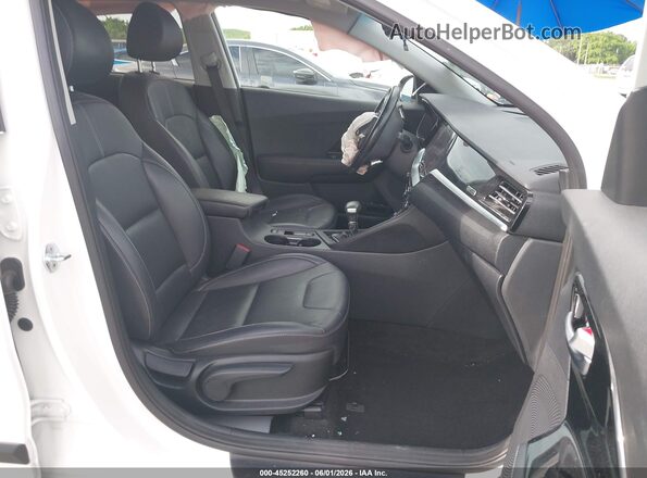 KNDCC3LC7N5516832 2022 KIA NIRO Белый Вид салона спереди