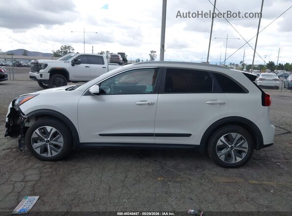 KNDCC3LG6N5147657 2022 KIA NIRO EV White 360 interior view