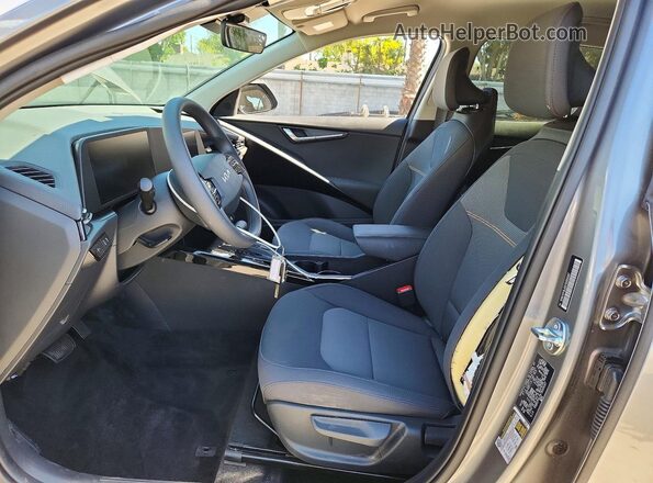 KNDCP3LE5T5333187 2026 KIA NIRO Silver Vista interior delantera