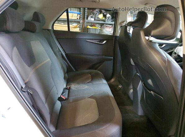 KNDCP3LE5T5347834 2026 KIA NIRO White Вид задньої частини салону