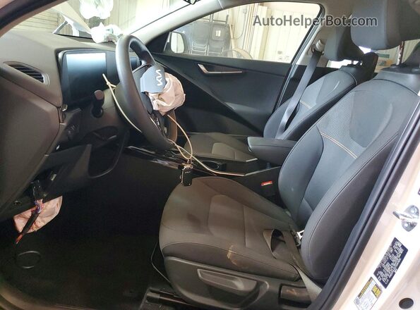 KNDCP3LE5T5347834 2026 KIA NIRO White Вид салону спереду