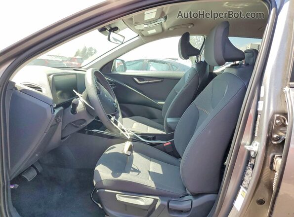 KNDCP3LE7T5323633 2026 KIA NIRO Gray Widok wnętrza z przodu