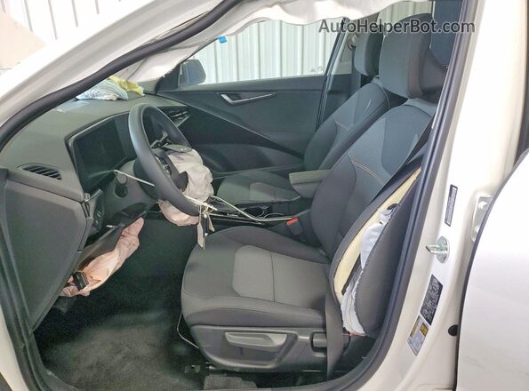KNDCP3LEXT5340278 2026 KIA NIRO Белый Вид салона спереди