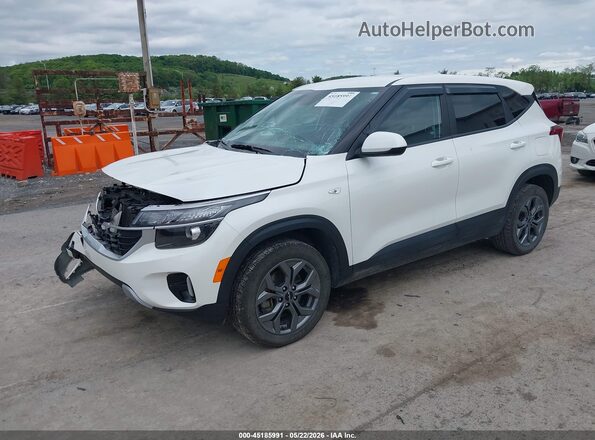 KNDEPCAA2R7644761 2024 KIA SELTOS White Vista tres cuartos delantera izquierda