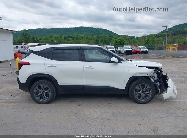KNDEPCAA2R7644761 2024 KIA SELTOS White Vista interior trasera