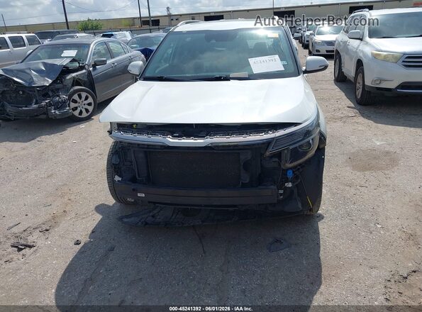 KNDERCAA2M7158289 2021 KIA SELTOS Белый Вид спереди