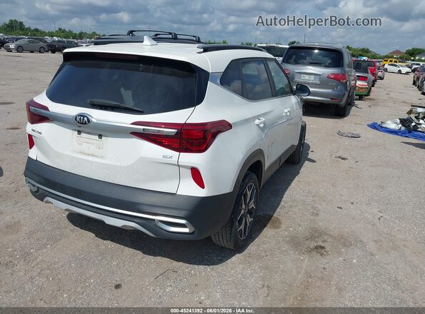 KNDERCAA2M7158289 2021 KIA SELTOS Белый Задняя правая четверть