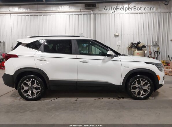KNDERCAA2N7274822 2022 KIA SELTOS White Rear interior view