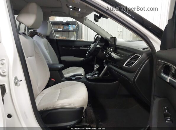 KNDERCAA2N7274822 2022 KIA SELTOS White Front interior view