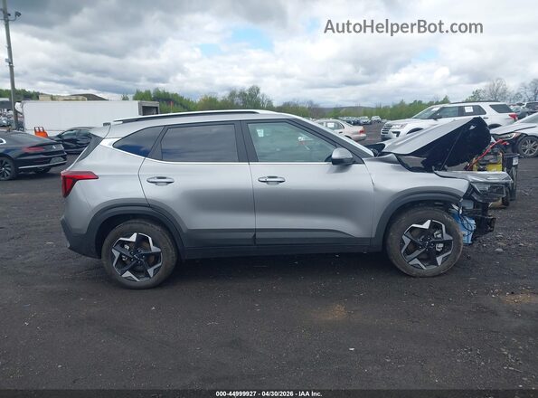 KNDERCAAXT7857748 2026 KIA SELTOS Серый Вид задней части салона