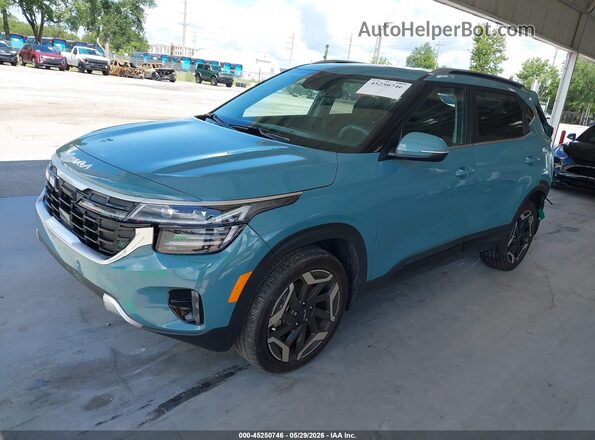 KNDETCA76S7681334 2025 KIA SELTOS Blue Առջևի ձախ երեք քառորդ տեսարան
