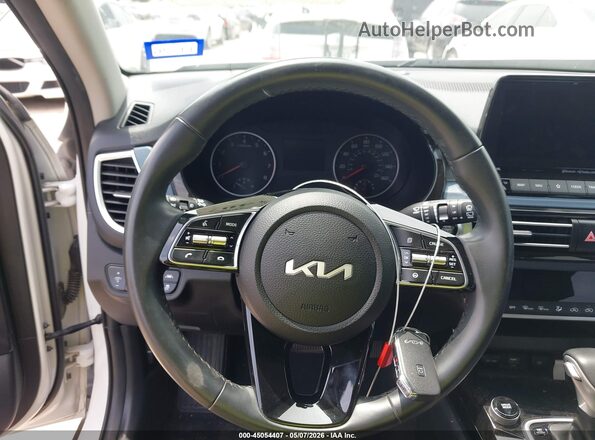 KNDEU2AA4P7396366 2023 KIA SELTOS White Vista del salpicadero