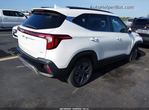 KNDEUCAA2R7635373 2024 KIA SELTOS White Rear right