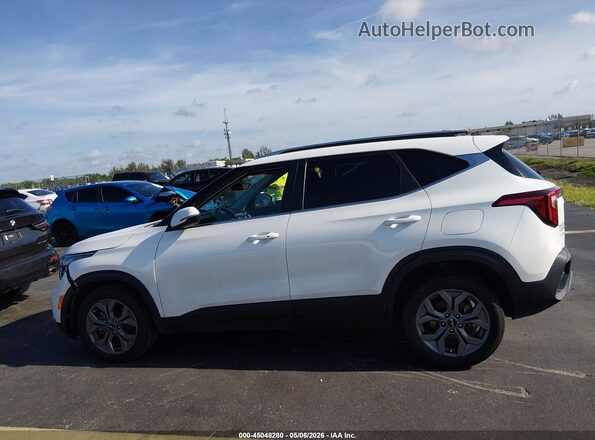 KNDEUCAA2R7635373 2024 KIA SELTOS White 360 interior view
