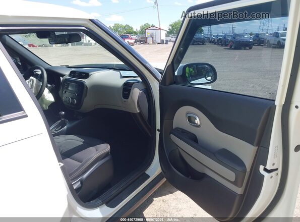KNDJP3A55G7856715 2016 KIA SOUL White Front interior view