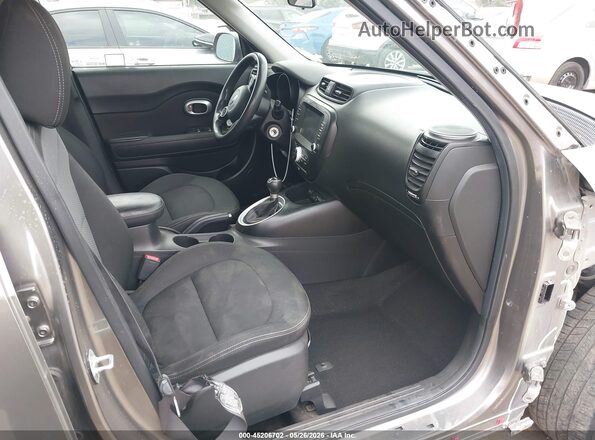 KNDJP3A55J7531473 2018 KIA SOUL Gray წინა სალონის ხედი
