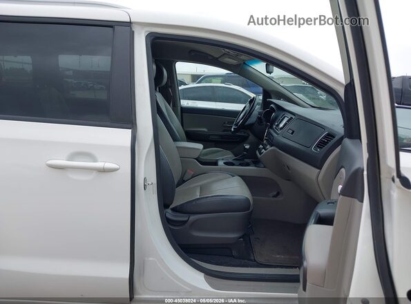 KNDMB5C12H6255206 2017 KIA SEDONA White Вид салону спереду