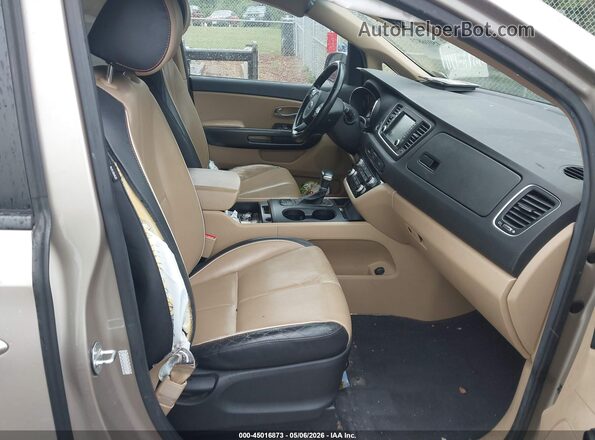 KNDMB5C12H6266867 2017 KIA SEDONA Золотой Вид салона спереди