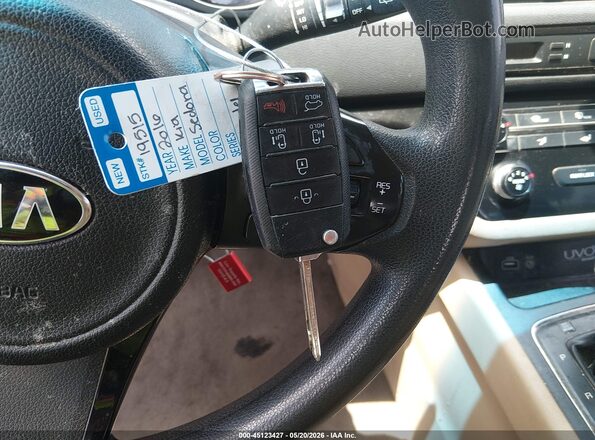 KNDMB5C16G6111026 2016 KIA SEDONA Gold Widok deski rozdzielczej