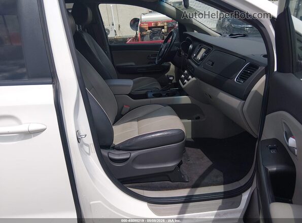 KNDMB5C16H6327038 2017 KIA SEDONA White Widok wnętrza z przodu