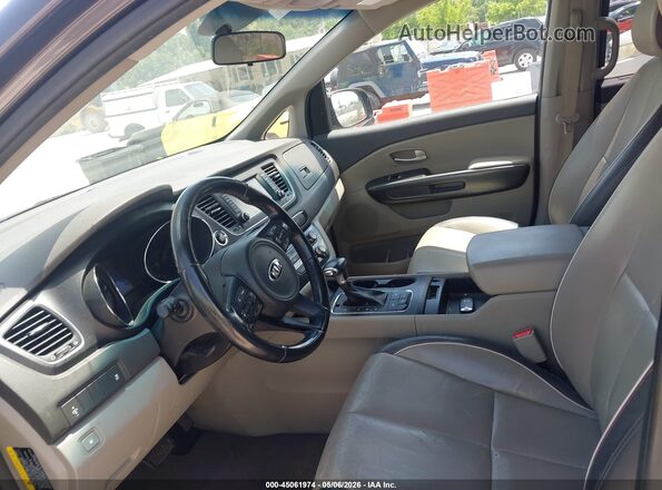 KNDMB5C16J6363432 2018 KIA SEDONA Коричневый Вид салона спереди