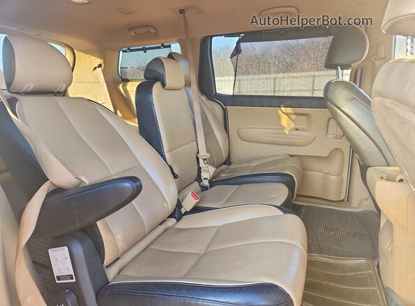 KNDMB5C17H6292526 2017 KIA SEDONA Белый Вид задней части салона