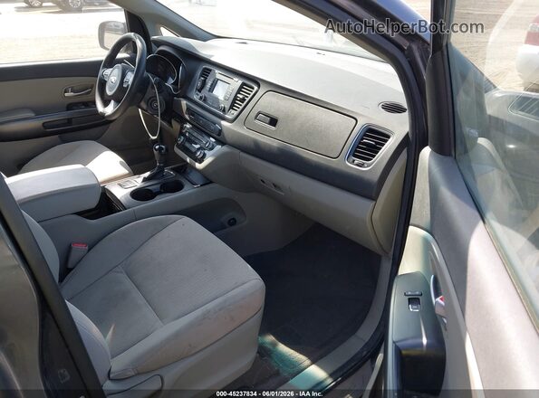 KNDMB5C19G6113904 2016 KIA SEDONA Gray Front interior view