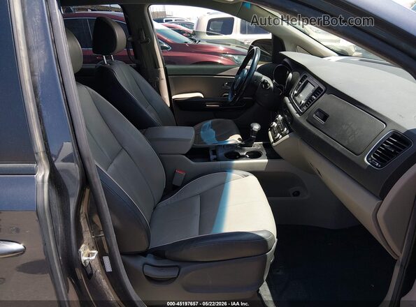 KNDMB5C19H6284380 2017 KIA SEDONA Серебряный Вид салона спереди