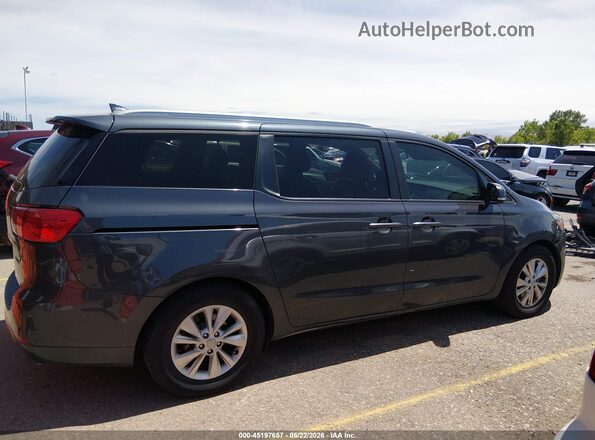 KNDMB5C19H6284380 2017 KIA SEDONA Серебряный Вид задней части салона