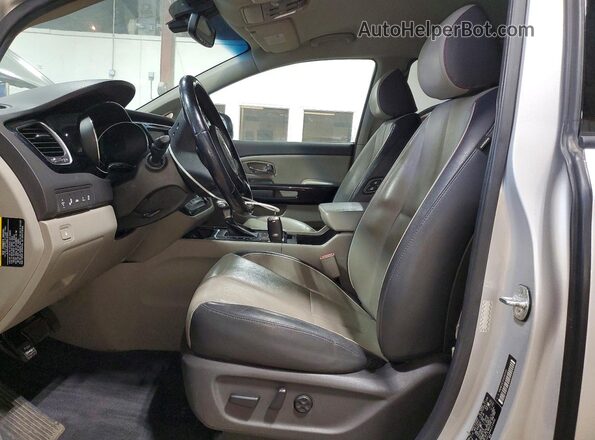 KNDMC5C13H6312400 2017 KIA SEDONA Silver Widok wnętrza z przodu