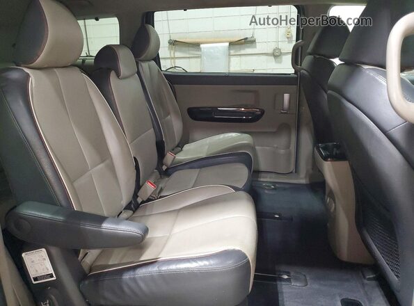 KNDMC5C13H6312400 2017 KIA SEDONA Silver Widok wnętrza z tyłu