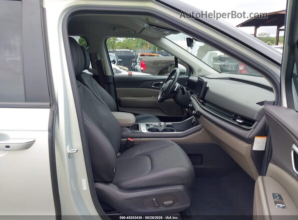 KNDNC5KA2T6092598 2026 KIA CARNIVAL MPV HYBRID Silver Вид салону спереду