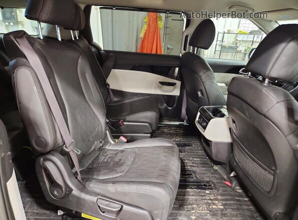 KNDNE5H32R6421585 2024 KIA CARNIVAL Black Rear interior view