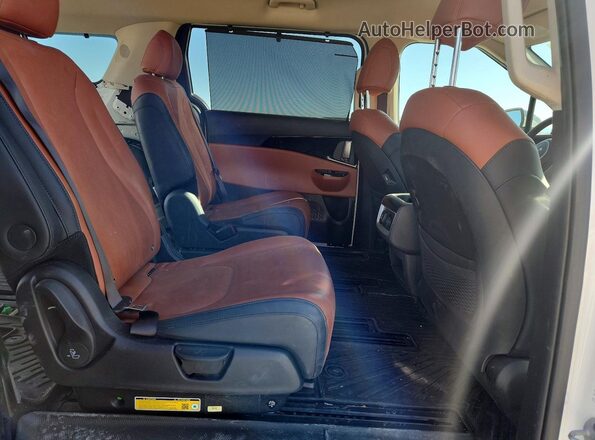 KNDNE5H3XR6424699 2024 KIA CARNIVAL White Вид задньої частини салону