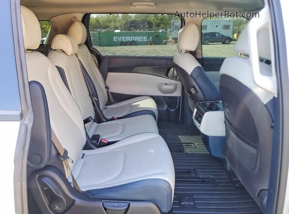 KNDNE5KA4S6050118 2025 KIA CARNIVAL Silver Vista interior trasera