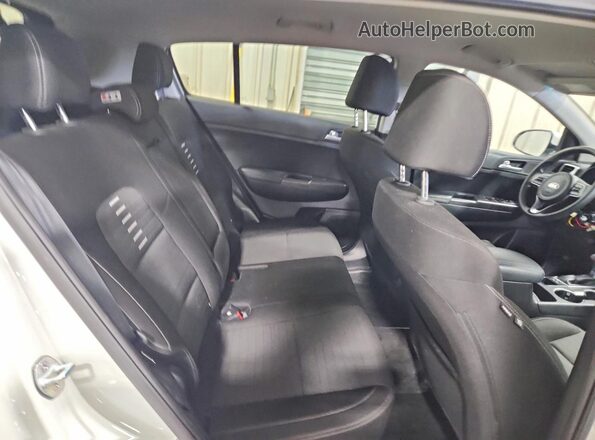 KNDPM3AC2J7454689 2018 KIA SPORTAGE White Вид задньої частини салону